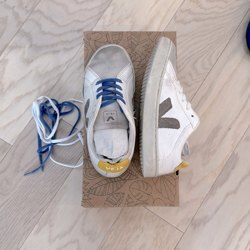 Boys size 1 Veja ESPLAR LACES LEATHER WHITE MOONROCK TONIC sneakers